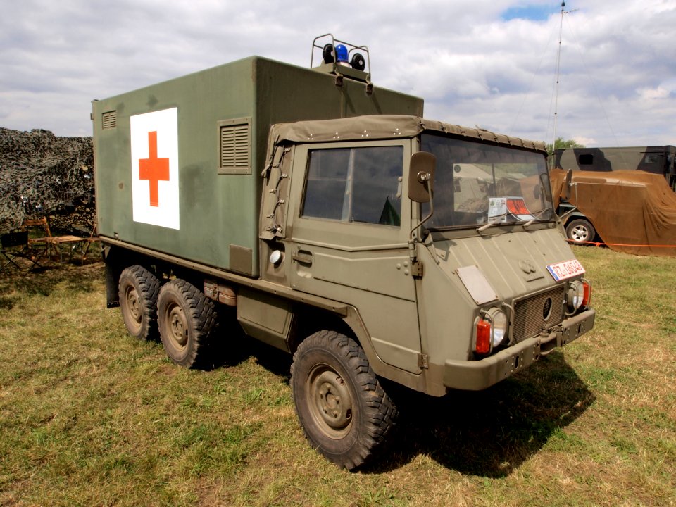 Steyr-Puch 712m Pinzgauer 6 x 6 Military Ambulance pic2