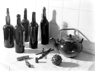 Stilleven in de keuken van flessen, een kurkentrekker, pijpjes kaneel, een sinaa, Bestanddeelnr 189-1097