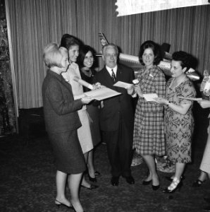 Stewardessen voor Bloemencorso in Hilton Hotel met mr. P. Mijksenaar, Bestanddeelnr 918-1298