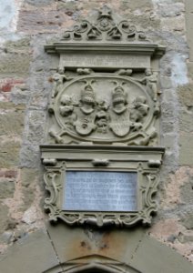 Stiftertafel über dem Eingang an der Nordwestseite der Evangelischen Pfarrkirche Obersontheim