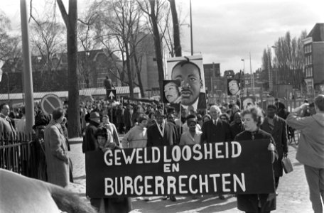 Stille betoging in Amsterdam in verband met de moord op dr. King . Vertrek van d, Bestanddeelnr 921-2337
