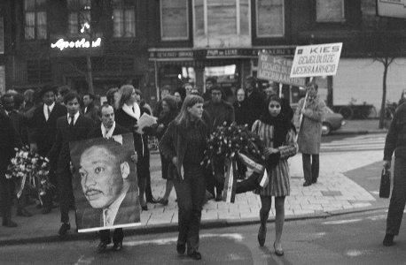 Stille herdenkingsdienst n.a.v. de moord op Ds. Martin Luther King , een jaar ge, Bestanddeelnr 922-2662