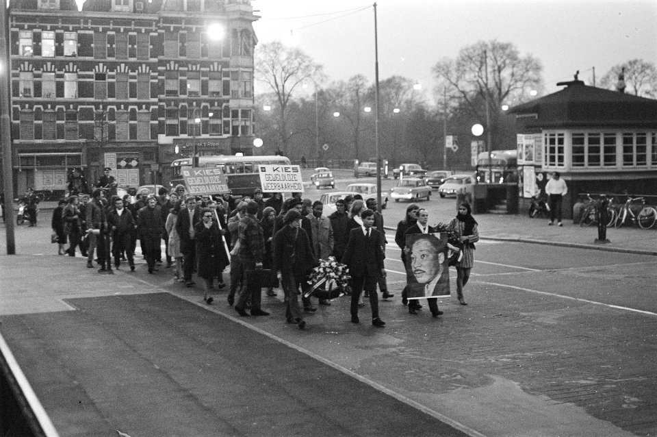 Stille herdenkingsdienst n.a.v. de moord op Ds. Martin Luther King , een jaar ge, Bestanddeelnr 922-2660