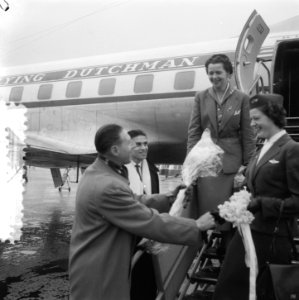 Stewardess KLM mevr Messinger Weitzel na huwelijk op Schiphol, Bestanddeelnr 908-1980