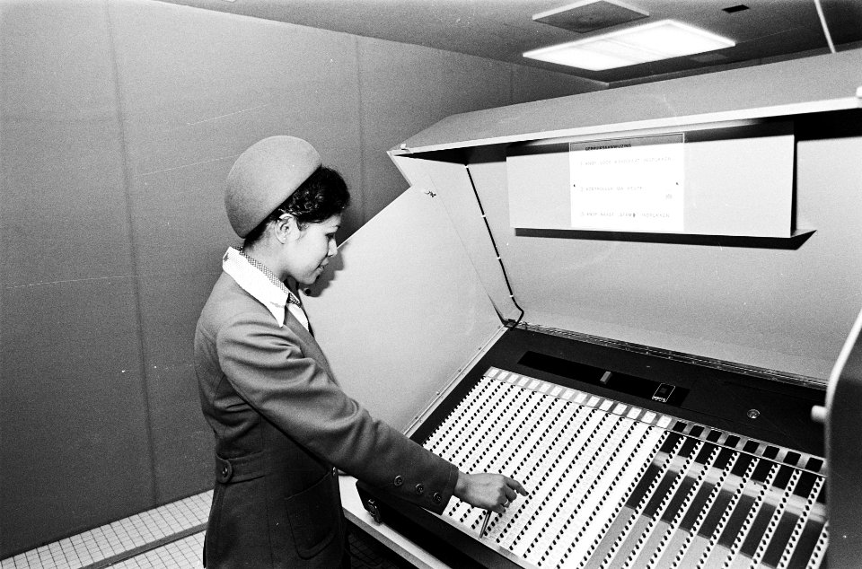 Stewardes stemt op Schiphol voor de Europese Verkiezingen op een elektronische s, Bestanddeelnr 930-3021