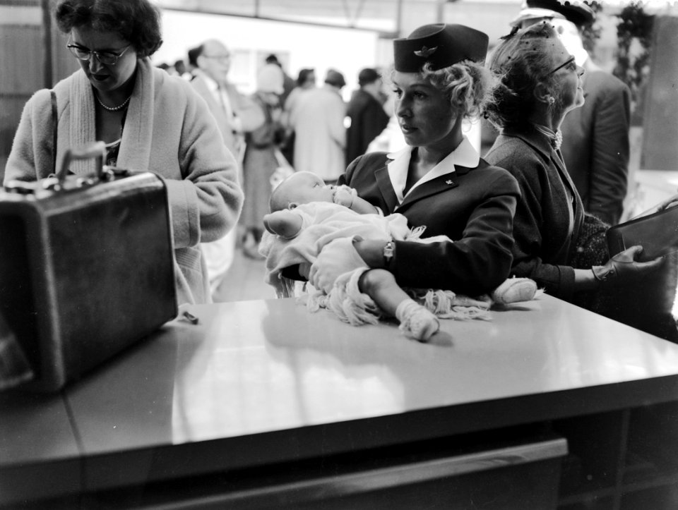 Stewardess met baby, Bestanddeelnr 909-7097