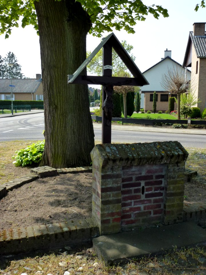 Stevensweert (Maasgouw) wegkruis op driesprong centrum