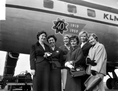 Stewardessen op Schiphol in verband met 40-jarig bestaan v.l.n.r. Murray ( Silve, Bestanddeelnr 910-7077