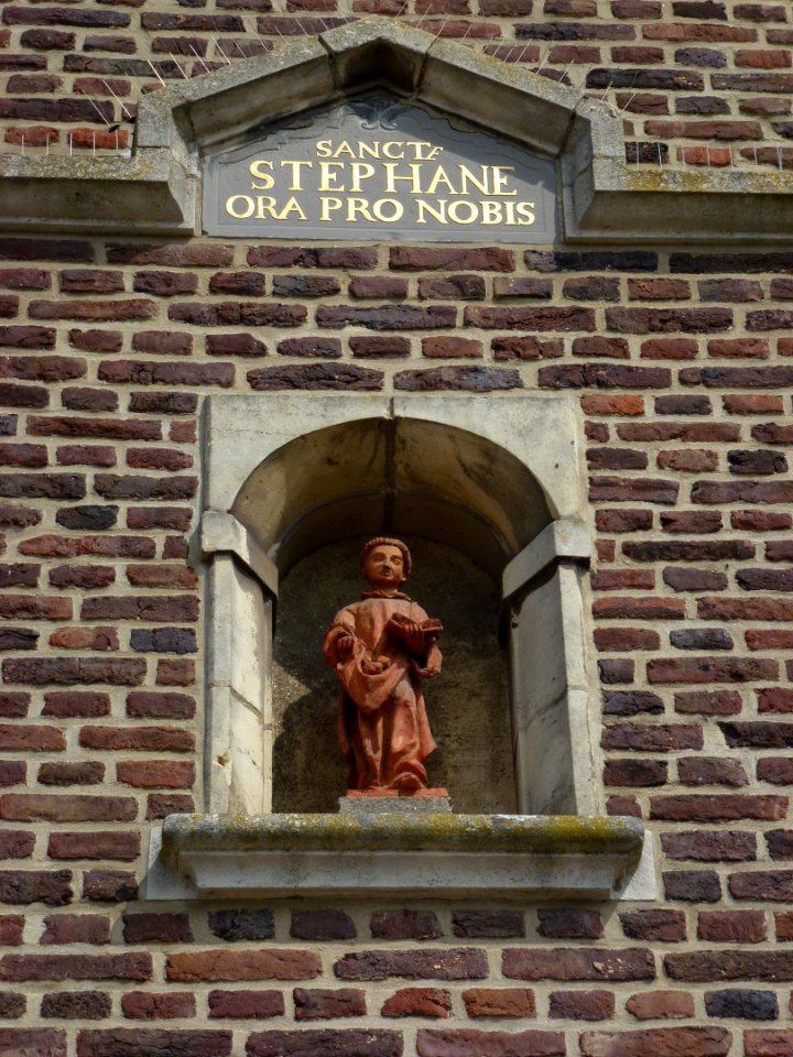 Stevensweert (Maasgouw) Sint Stefanuskerk, gevelbeeld St.Stefanus