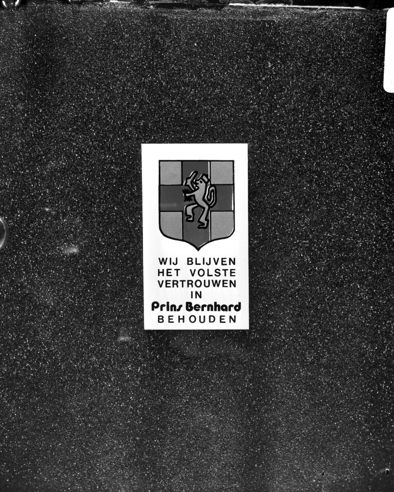 Sticker Wij blijven het volste vertrouwen in Prins Bernhard behouden, Bestanddeelnr 928-4280