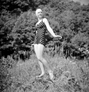 Stiefdochters Renée poserend in badpak, Bestanddeelnr 191-0610
