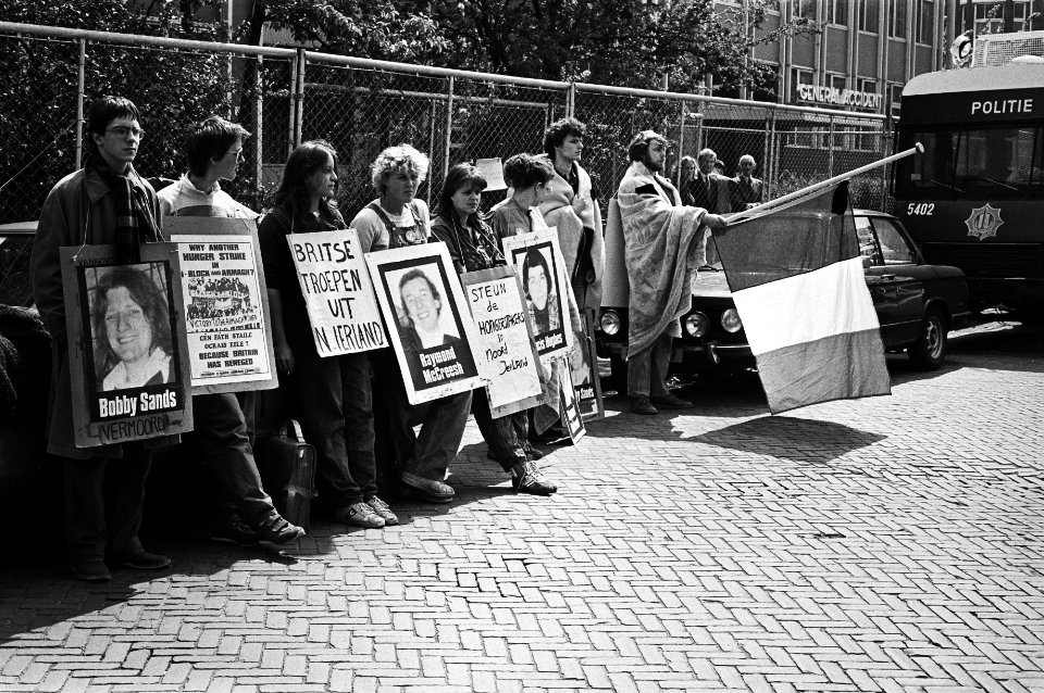 Stille wacht voor de overleden IRA-hongerstaker Bobby Sands voor het Britse consulaat in Amsterdam, Bestanddeelnr 931-4748