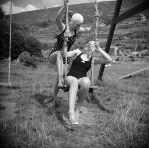 Stiefdochters Renée en Hans poserend in badpak, Bestanddeelnr 191-0614