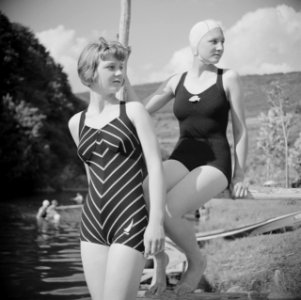 Stiefdochters Renée en Hans poserend bij een hek, Ardennen, Bestanddeelnr 191-0573