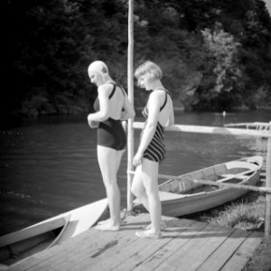 Stiefdochters Renée en Hans poserend bij een hek, Ardennen, Bestanddeelnr 191-0574