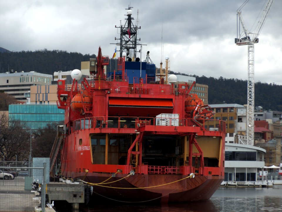 Stern of Aurora Australis in Hobart 20180903-006