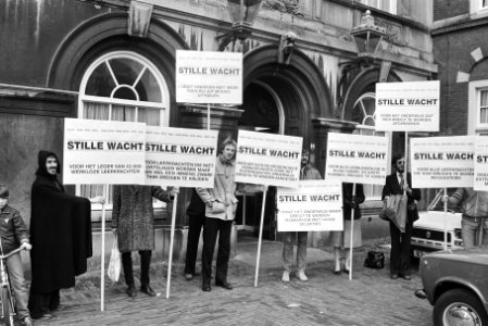 Stille wacht voor alle leerkrachten die werkloos worden, Bestanddeelnr 932-5255