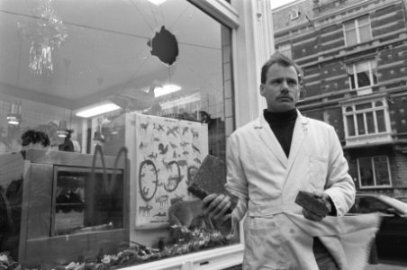 Stenen door ruit van poelier in Amsterdam, Bestanddeelnr 934-3787