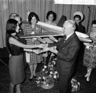 Stewardessen voor Bloemencorso in Hilton Hotel met mr. P. Mijksenaar, Bestanddeelnr 918-1299