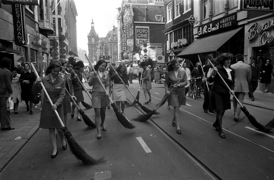 Stewardessen vegen Leidsestraat schoon in Amsterdam (Amsterdam Paasbest) vegend, Bestanddeelnr 927-1073