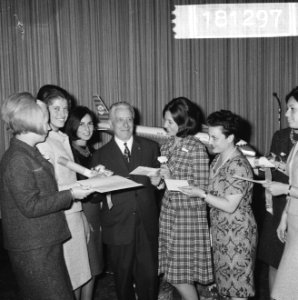 Stewardessen voor Bloemencorso in Hilton Hotel met mr. P. Mijksenaar, Bestanddeelnr 918-1297