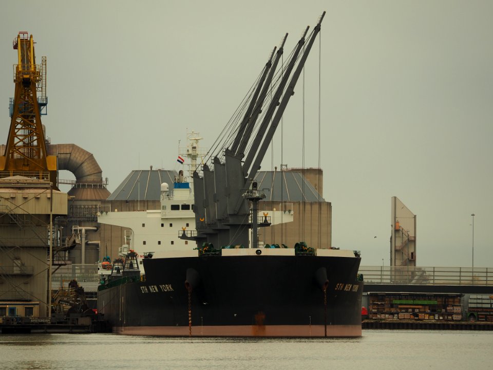 STH New York (ship, 2015) IMO 9729362, Vlothaven, Port of Amsterdam pic3