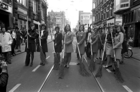 Stewardessen vegen Leidsestraat schoon in Amsterdam (Amsterdam Paasbest) vegend, Bestanddeelnr 927-1074
