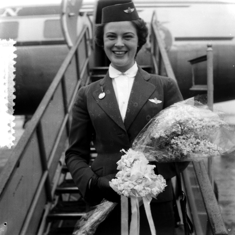 Stewardess KLM mevr Messinger Weitzel na huwelijk op Schiphol, Bestanddeelnr 908-1979