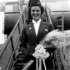 Stewardess KLM mevr Messinger Weitzel na huwelijk op Schiphol, Bestanddeelnr 908-1979