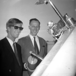 Sterrenkijker in bunker in Muiderberg. Professor dr. J. Kistemaker (rechts) bij , Bestanddeelnr 921-2884