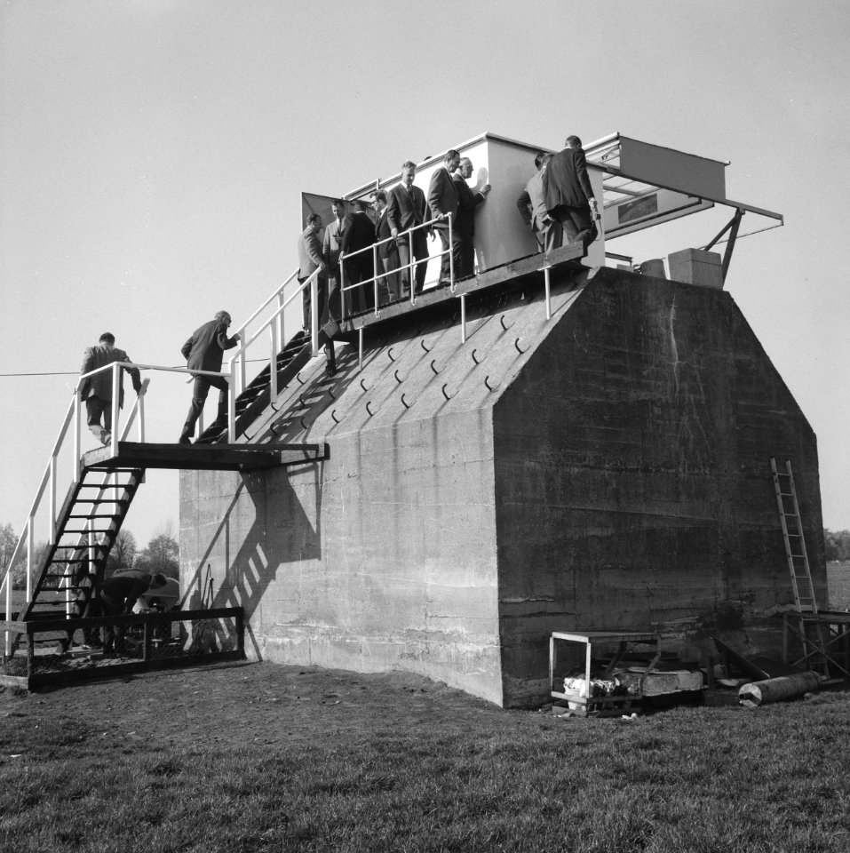 Sterrenkijker in bunker in Muiderberg. De bunker waarin het waarnemingsstation i, Bestanddeelnr 921-2883