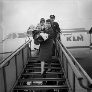 Stewardessen behulpzaam bij het uitstappen van de passagi stewardess helpt kind , Bestanddeelnr 911-0579