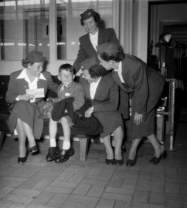 Stewardessen met jongetje op Schiphol, Bestanddeelnr 905-1605