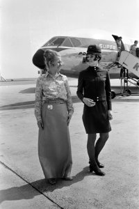 Stewardessen van Finnair in maxi-rok, Schiphol, Bestanddeelnr 923-5157