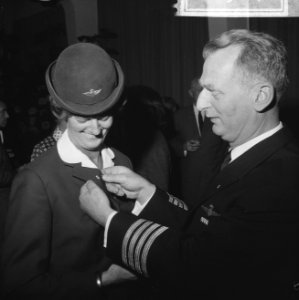 Stewardess J.C. Ringsma terwijl zij een gouden speld ontvangt, Bestanddeelnr 918-3278