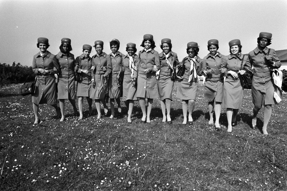 Stewardessen poseren op Schiphol, Bestanddeelnr 924-5760