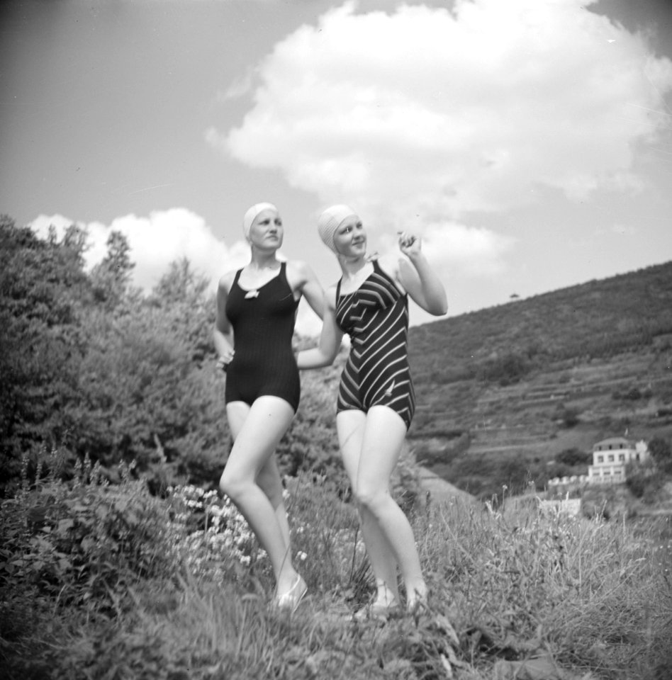 Stiefdochters Renée en Hans poserend in badpak, Bestanddeelnr 191-0612