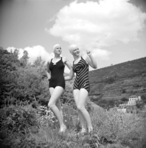 Stiefdochters Renée en Hans poserend in badpak, Bestanddeelnr 191-0612