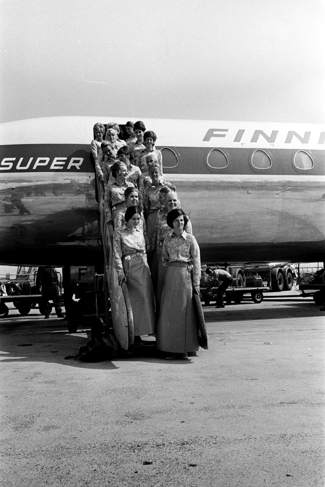 Stewardessen van Finnair in maxi-rok, Schiphol, Bestanddeelnr 923-5158