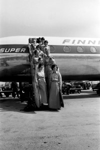 Stewardessen van Finnair in maxi-rok, Schiphol, Bestanddeelnr 923-5158