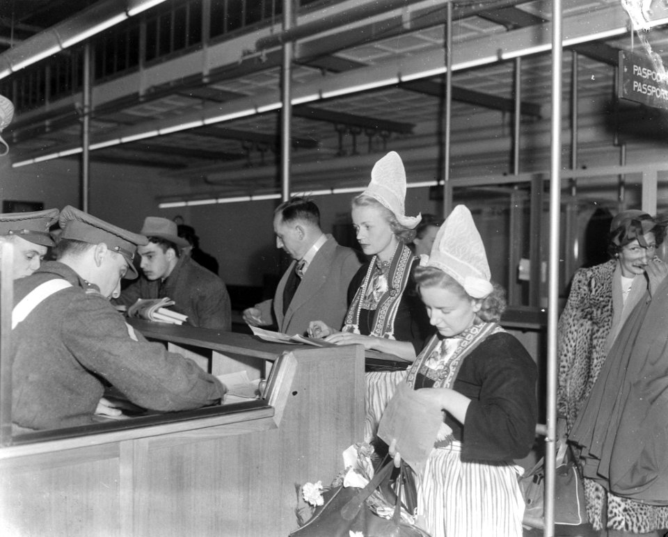 Stewardessen in klederdracht winnen 1e prijs in Rome terug op Schiphol, Bestanddeelnr 903-2469