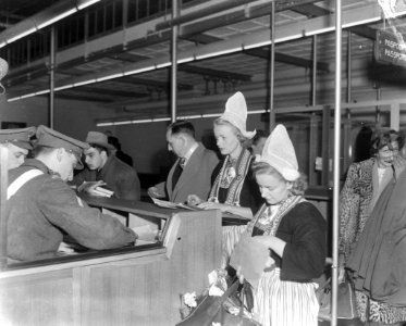 Stewardessen in klederdracht winnen 1e prijs in Rome terug op Schiphol, Bestanddeelnr 903-2469