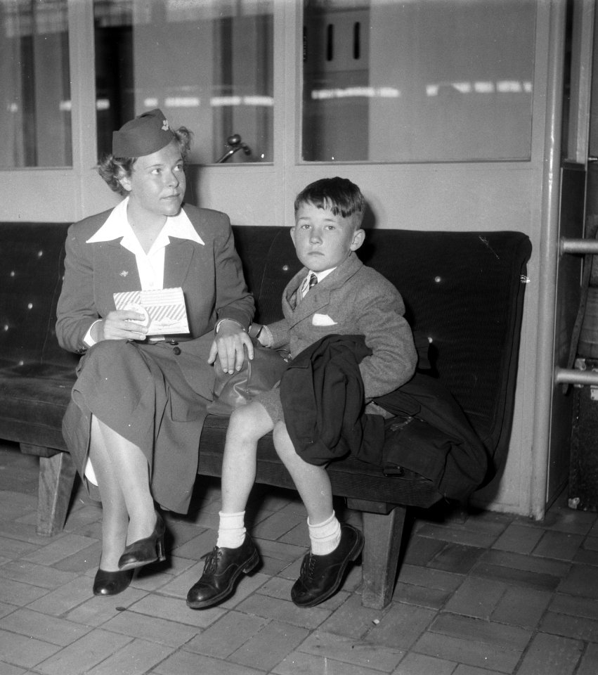 Stewardessen met jongetje op Schiphol, Bestanddeelnr 905-1606