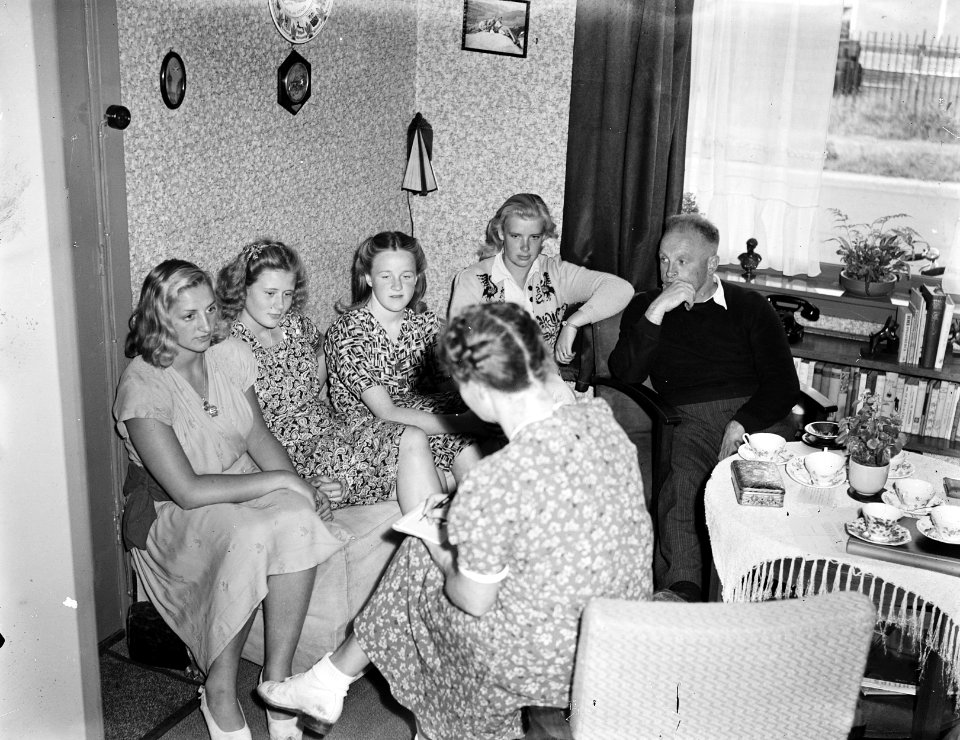 Stender en zwemsters in de huiskamer., Bestanddeelnr 902-8722