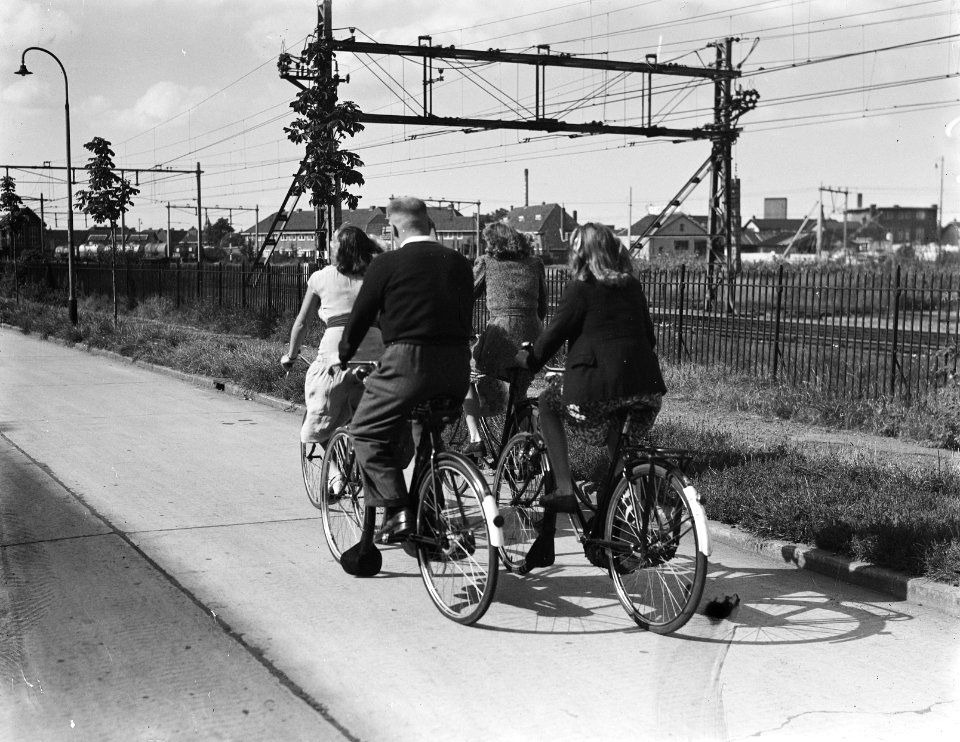 Stender en zijn zwemsters op de fiets, Bestanddeelnr 902-8719