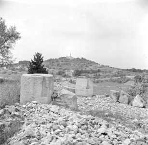 Stenen kilometerpaal (nummer 13), met op de achtergrond een dorp op een heuvel, , Bestanddeelnr 255-0880
