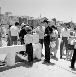 Stenen ophoging op het voetpad dat naar het strand gaat wordt gebruikt als tafel, Bestanddeelnr 255-1942