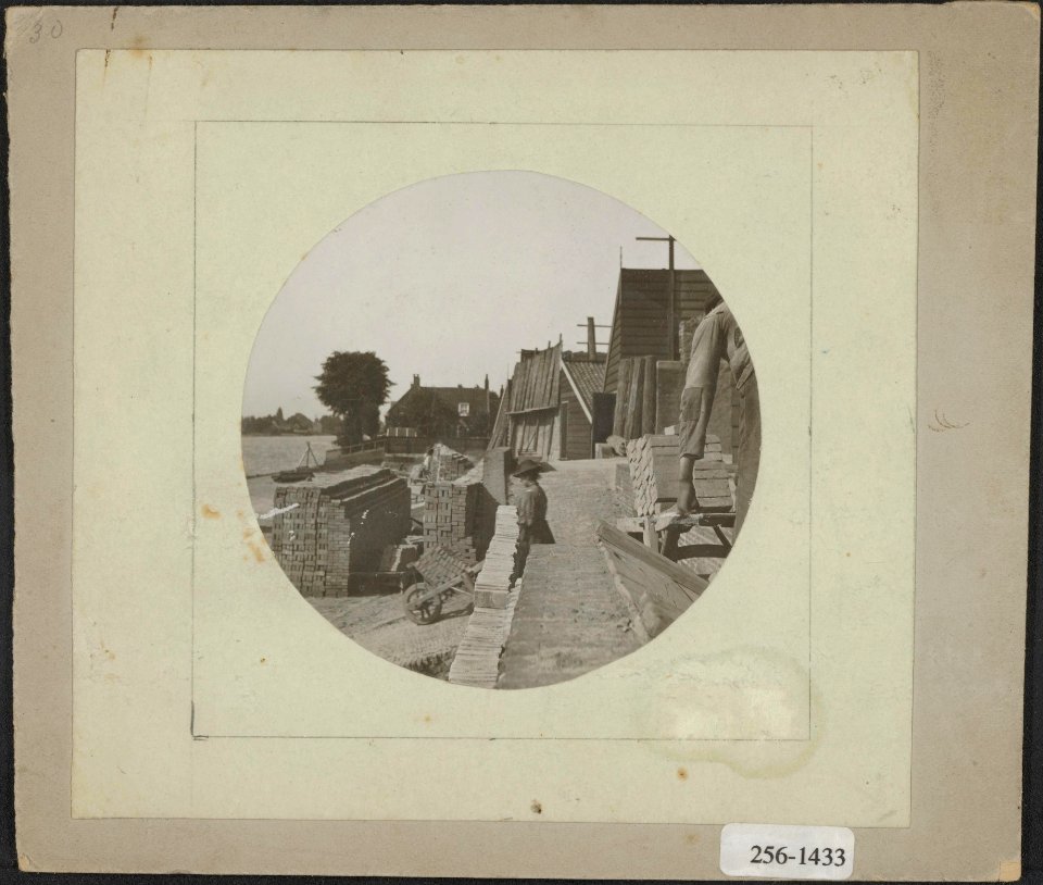 Stenenkruisters op een ijsselsteenfabriek, Bestanddeelnr 256-1433