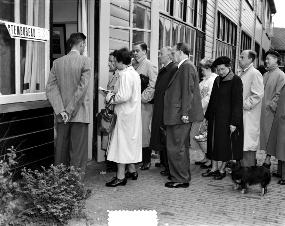 Stemmen voor gemeenteraden. Minister-President Dr. Drees in rij voor stembureau, Bestanddeelnr 905-7450
