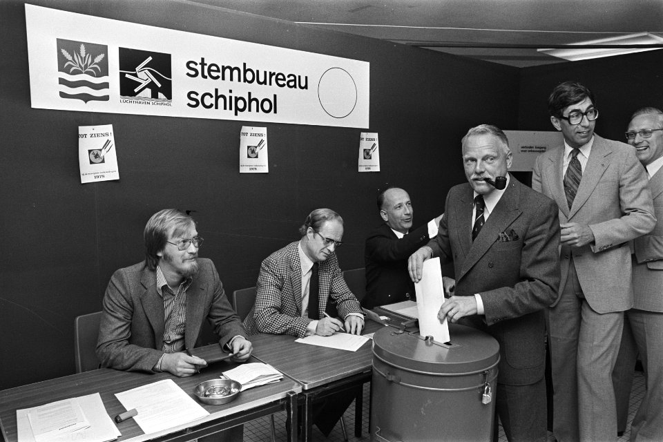 Stemmen op Schiphol, Berkhouwer stemt, Bestanddeelnr 929-1951
